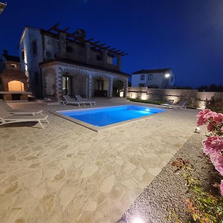Villa Brioni With Pool By Rentistra Cabrunici Ngoại thất bức ảnh