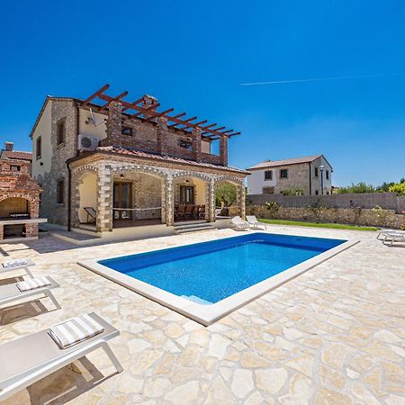 Villa Brioni With Pool By Rentistra Cabrunici Ngoại thất bức ảnh