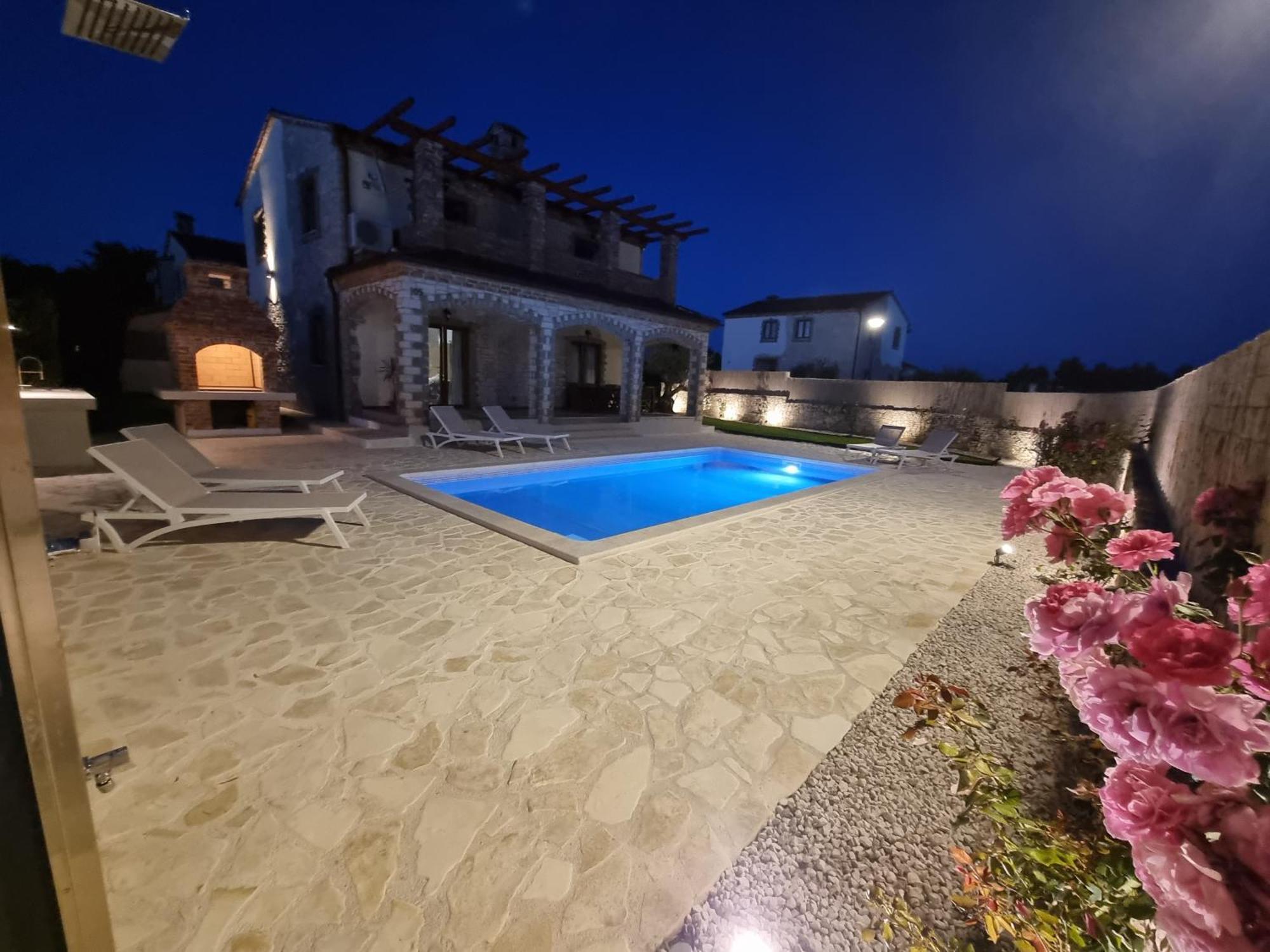 Villa Brioni With Pool By Rentistra Cabrunici Ngoại thất bức ảnh