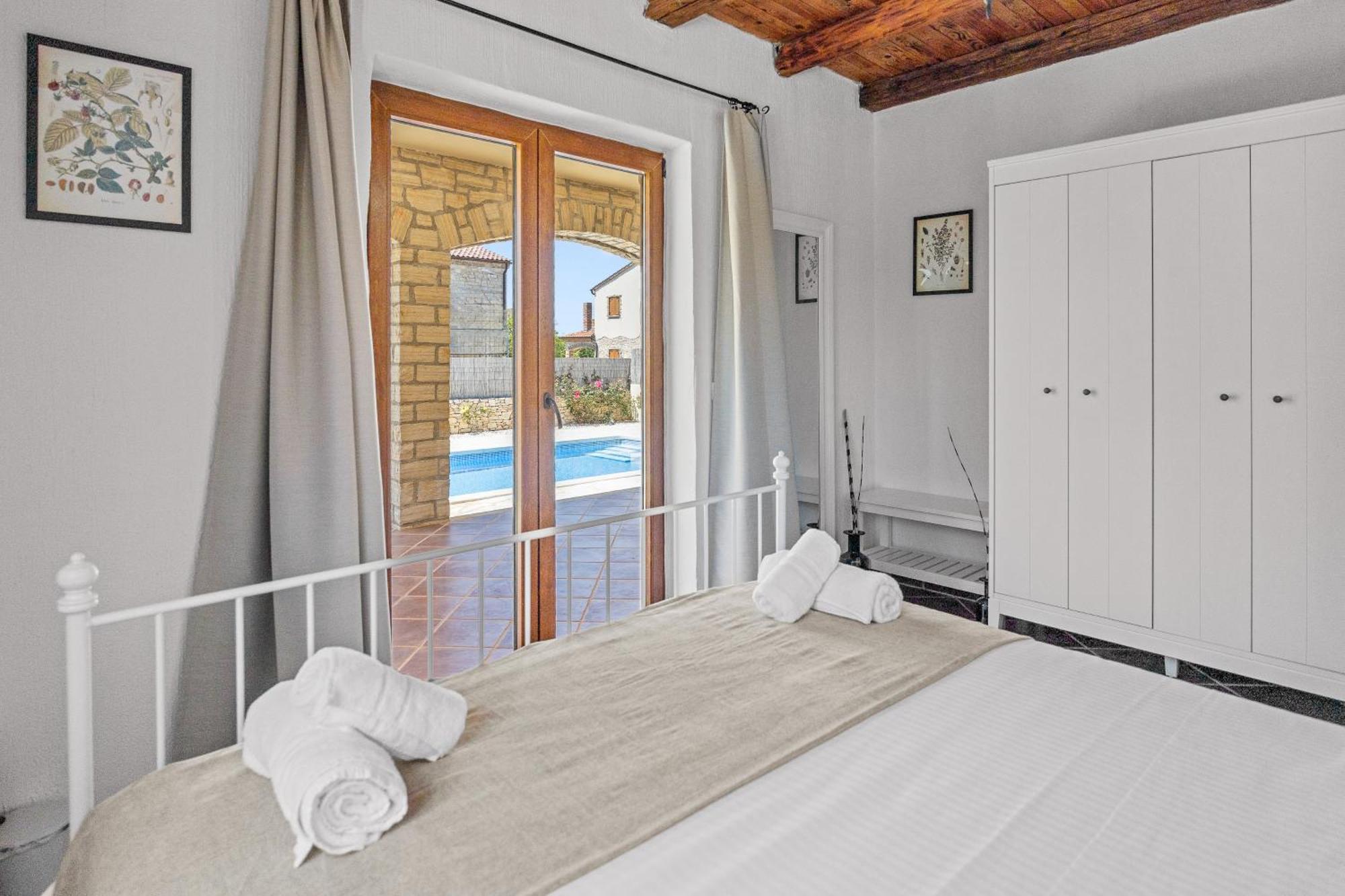 Villa Brioni With Pool By Rentistra Cabrunici Ngoại thất bức ảnh