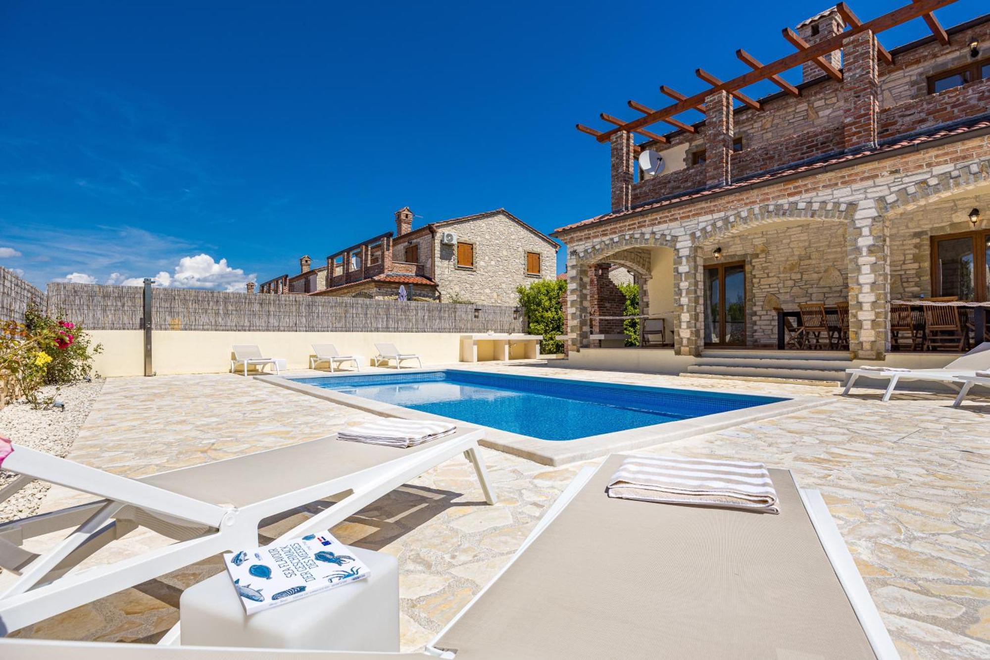 Villa Brioni With Pool By Rentistra Cabrunici Ngoại thất bức ảnh