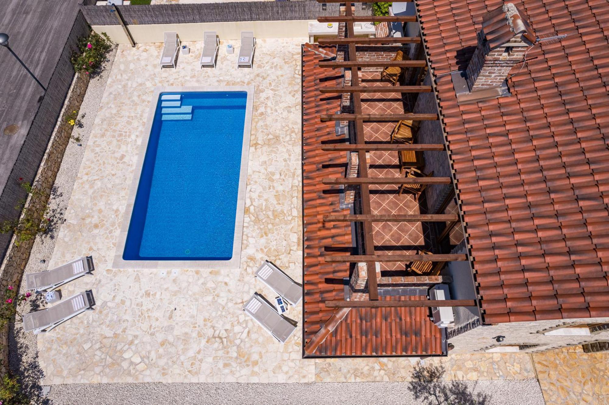 Villa Brioni With Pool By Rentistra Cabrunici Ngoại thất bức ảnh